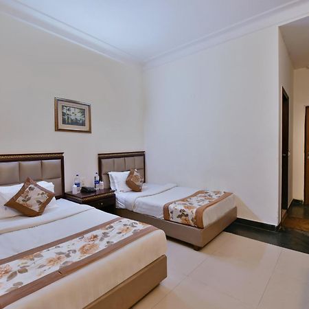 Family Spot Hotell New Delhi Exteriör bild