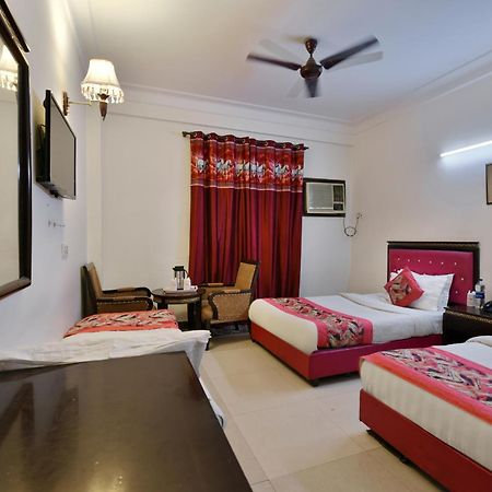 Family Spot Hotell New Delhi Exteriör bild