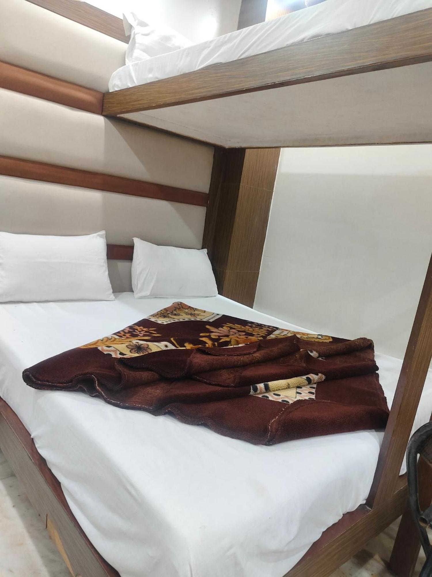 Family Spot Hotell New Delhi Exteriör bild