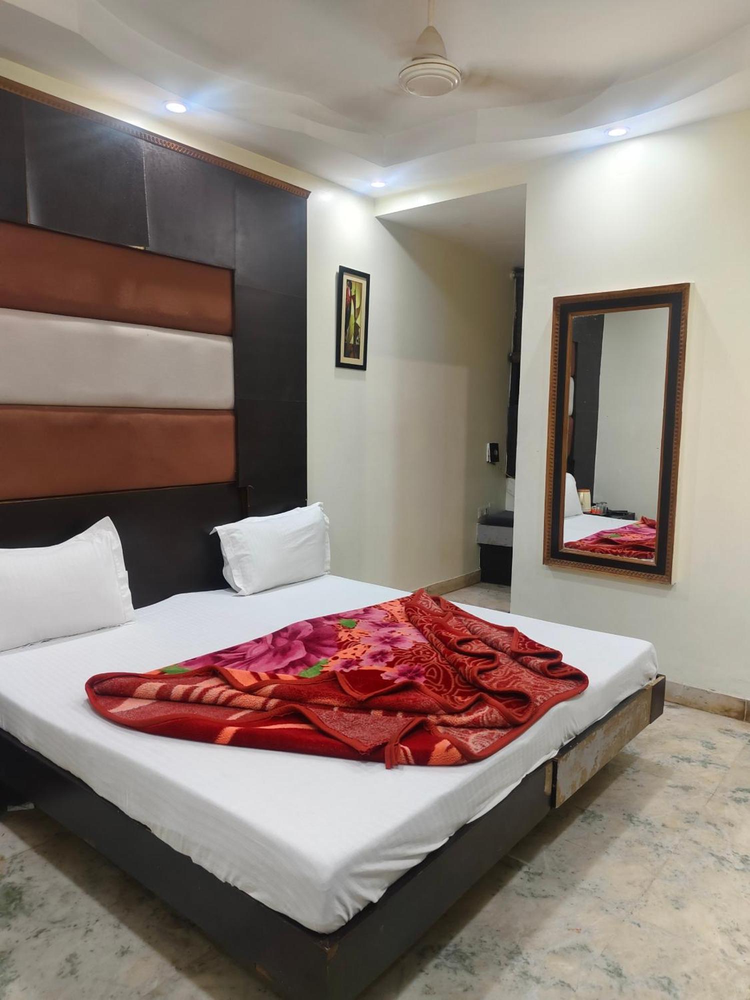 Family Spot Hotell New Delhi Exteriör bild