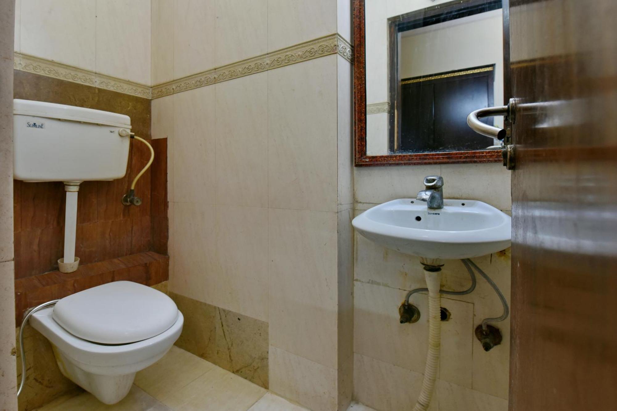 Family Spot Hotell New Delhi Exteriör bild