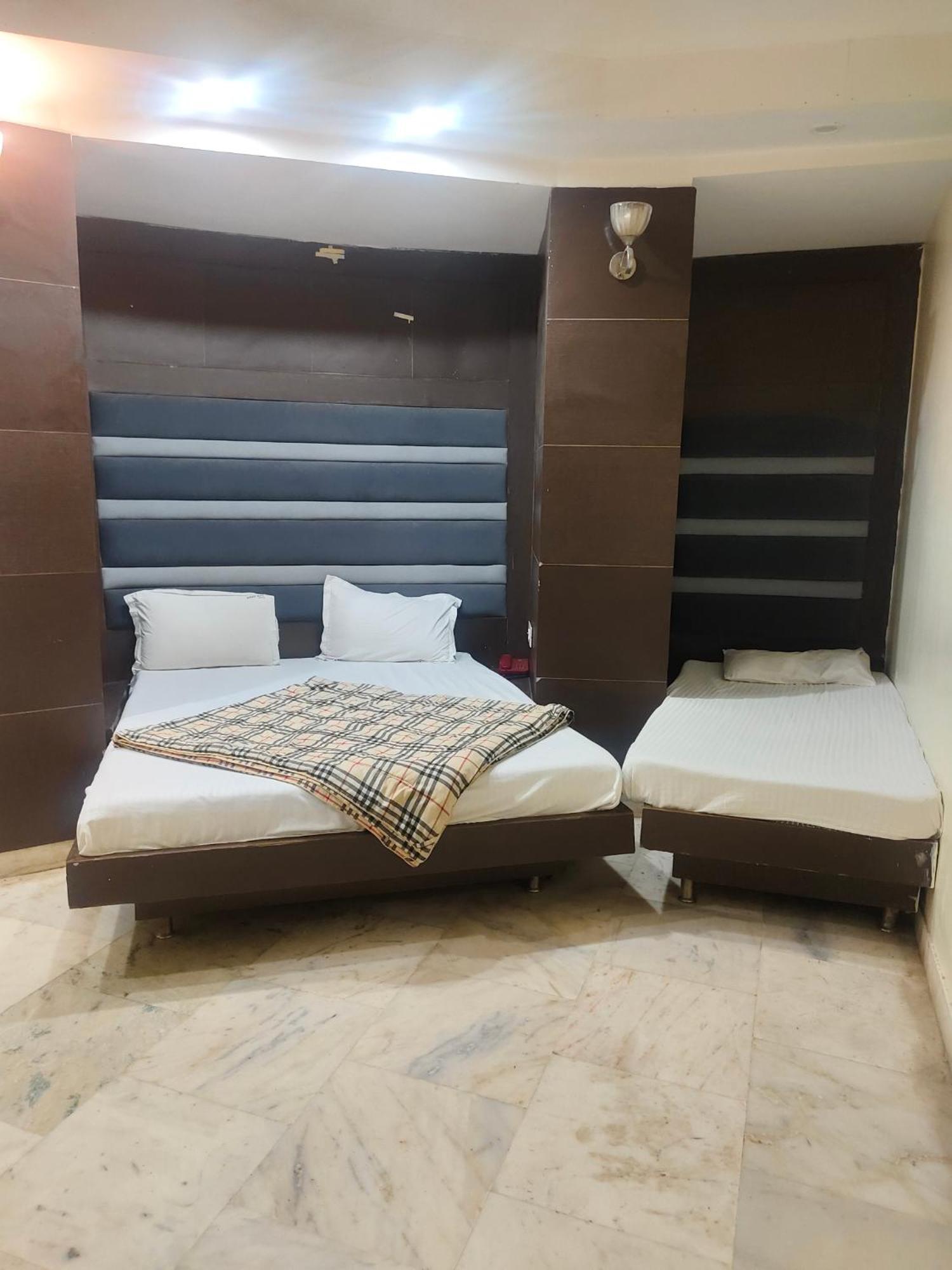 Family Spot Hotell New Delhi Exteriör bild
