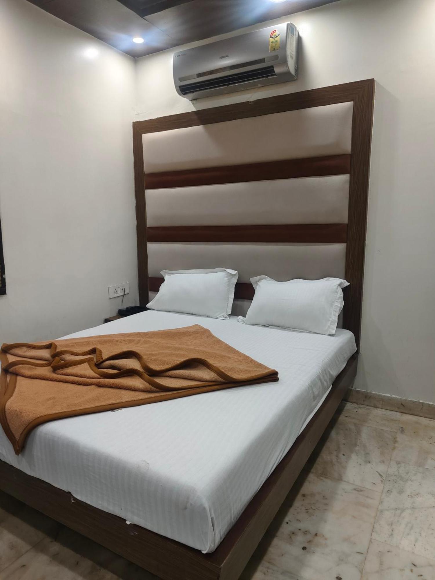 Family Spot Hotell New Delhi Exteriör bild