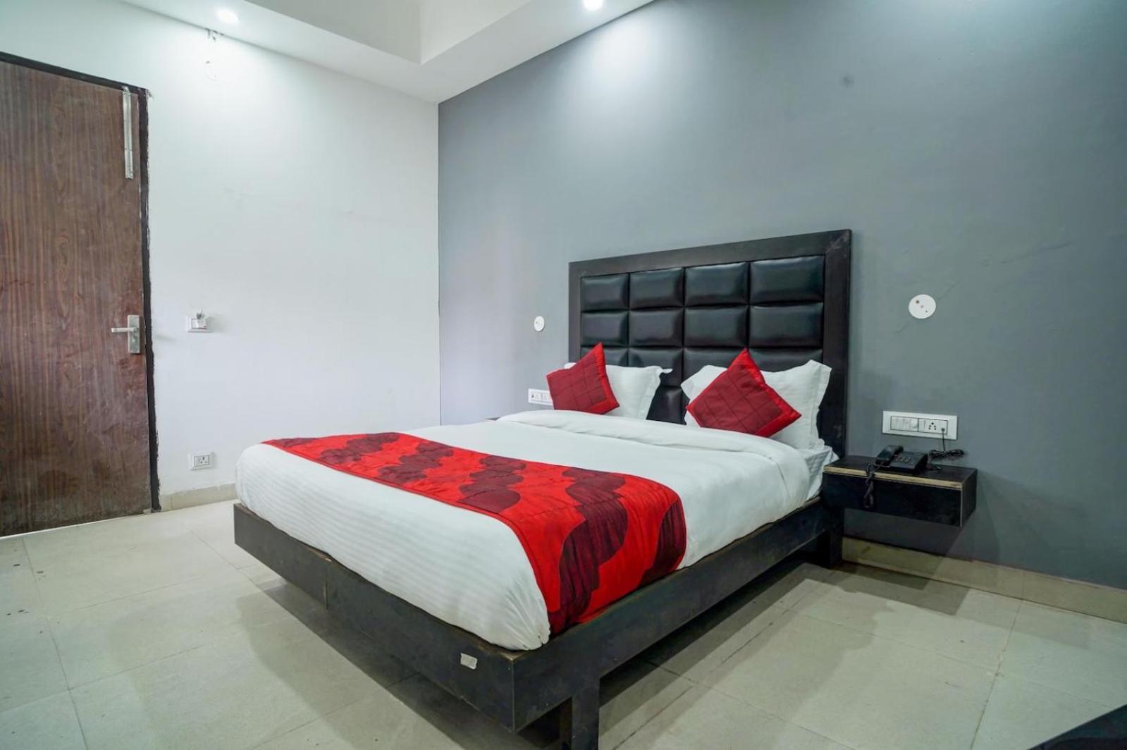 Family Spot Hotell New Delhi Exteriör bild